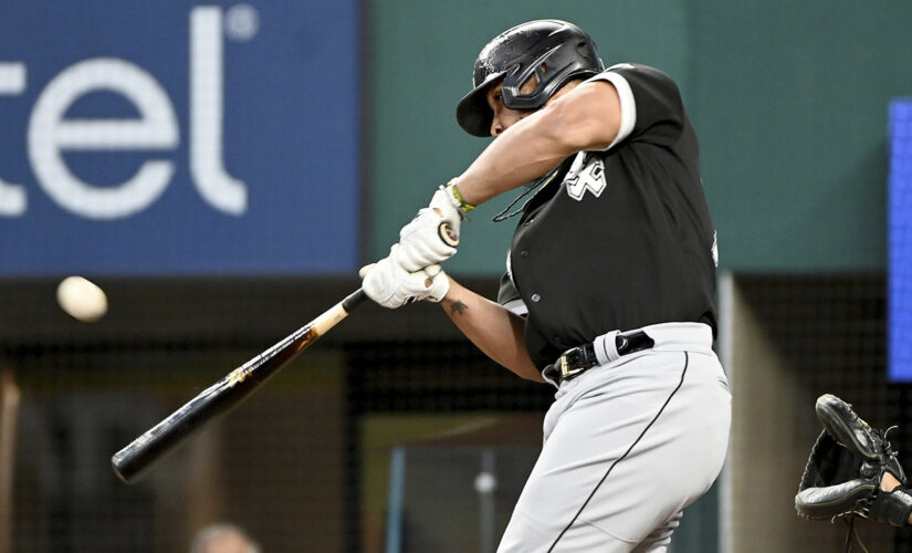 Abreu, White Sox closer to AL Central title, beat Rangers