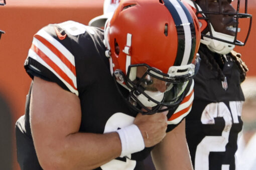 Browns’ Baker Mayfield gives fans scare with shoulder injury, returns to score TD