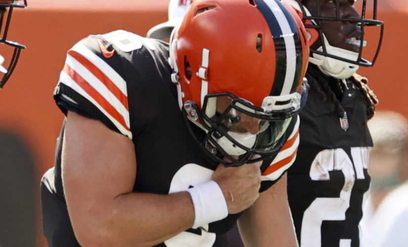 Browns’ Baker Mayfield gives fans scare with shoulder injury, returns to score TD