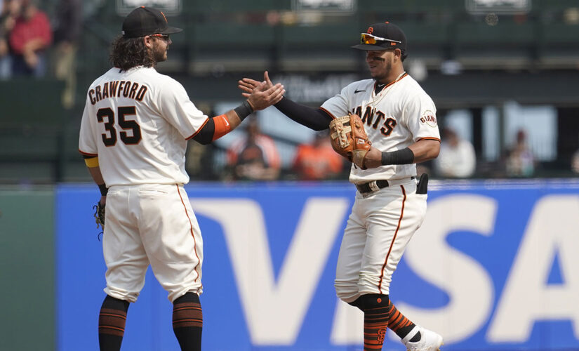 Giants beat Brewers 5-1, move into 1st-place tie