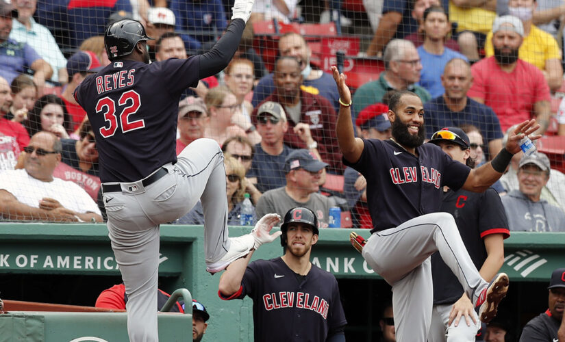 Indians homer in 19th straight; beat Sox 11-5