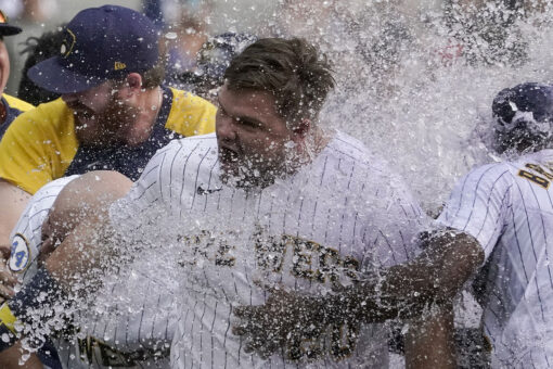 Vogelbach slam in 9th caps comeback, Brewers shock Cards 6-5