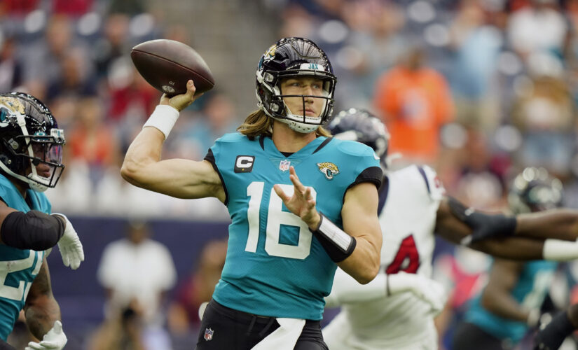 Jaguars’ Trevor Lawrence throws deep to Chris Manhertz for first NFL touchdown pass