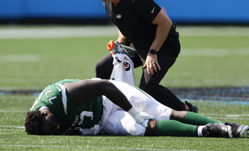 Jets’ Mekhi Becton carted off with knee injury against Panthers