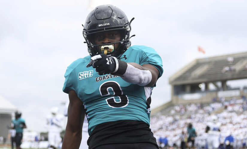 No. 16 Coastal Carolina holds on to beat Buffalo 28-25