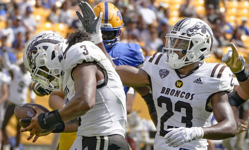 Western Michigan stuns Pittsburgh 44-41