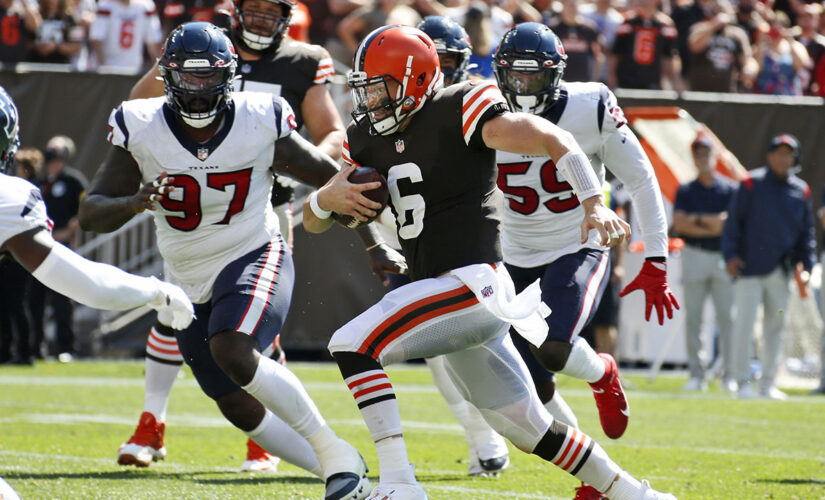 Mayfield shakes off injury, leads Browns past Texans 31-21