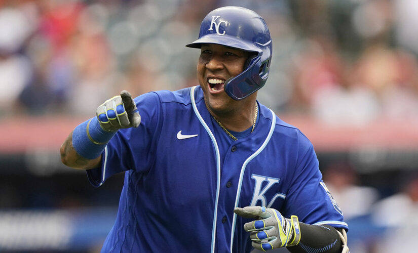 Perez breaks Bench’s record with 46th HR, KC tops Indians
