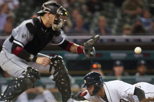 White Sox lose to Tigers, putting AL Central clinch on hold