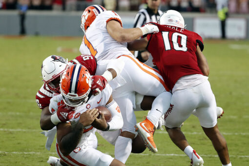 Clemson falls to No. 25 in AP poll, snapping top-10 streak