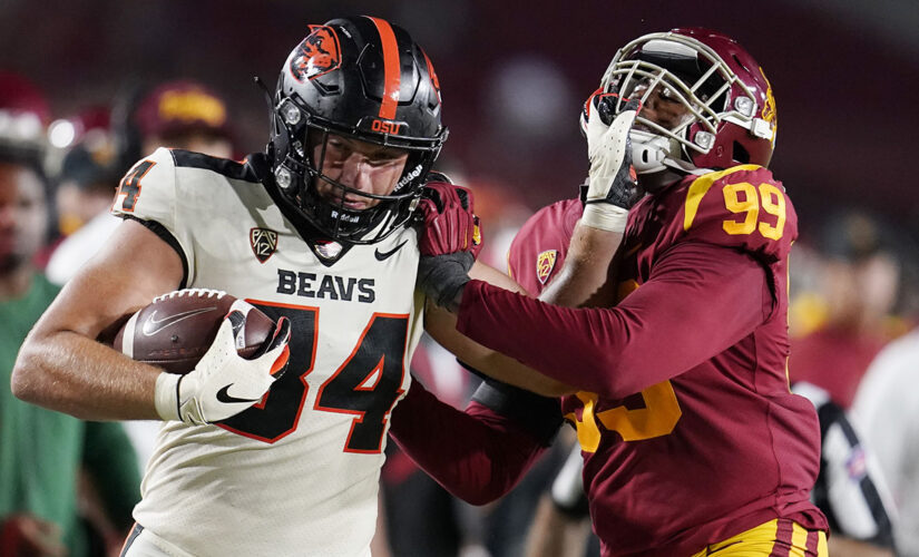 Beavers batter Trojans for first win in Coliseum since 1960