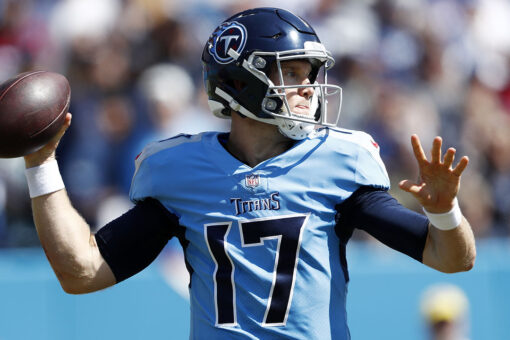 Ryan Tannehill throws 3 TDs as Titans hold off Colts 25-16