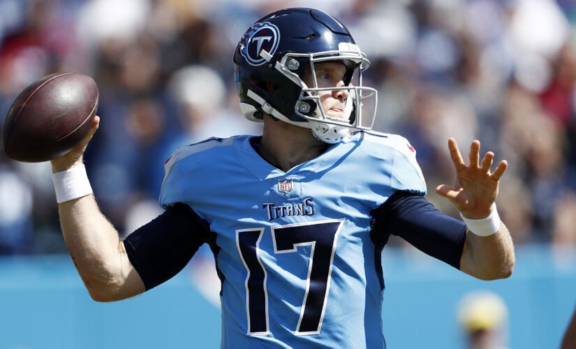 Ryan Tannehill throws 3 TDs as Titans hold off Colts 25-16