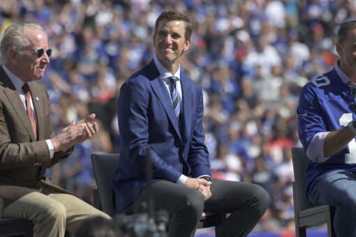 Eli Manning recreates David Tyree Super Bowl moment during Giants ceremony