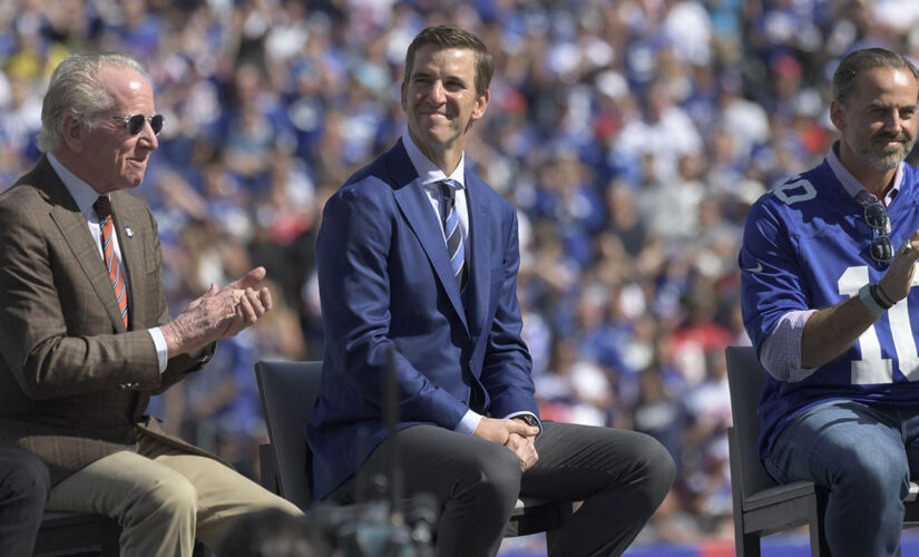 Eli Manning recreates David Tyree Super Bowl moment during Giants ceremony