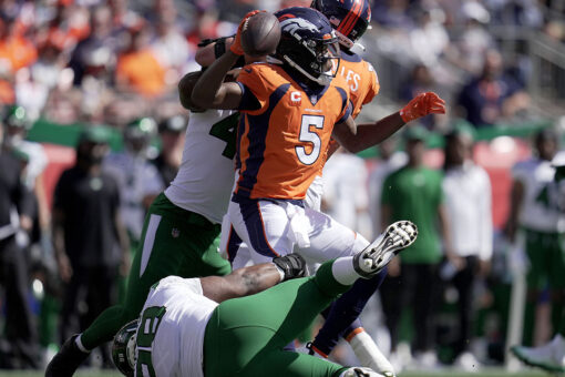 Broncos throttle Jets 26-0 for first 3-0 start since 2016