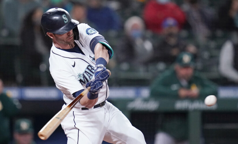 Haniger hits 2 HRs, M’s beat A’s to gain in wild-card race