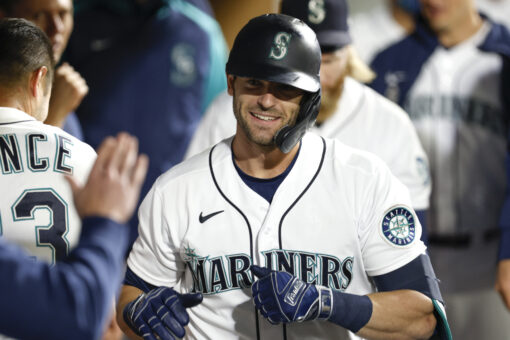 Haniger’s homer helps M’s beat A’s 4-2, close in wild card