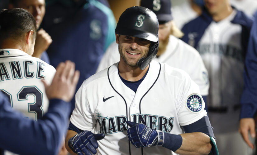 Haniger’s homer helps M’s beat A’s 4-2, close in wild card