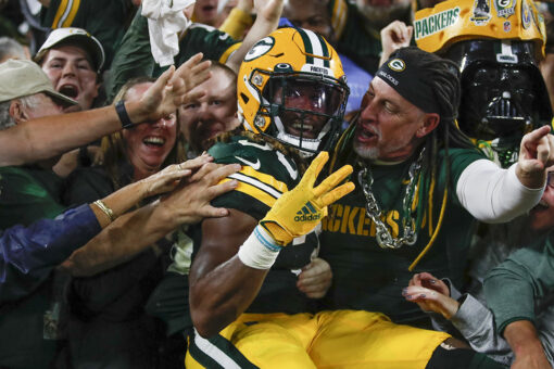 Aaron Jones says Packers’ trainer found pendant containing father’s ashes: ‘Forever grateful’