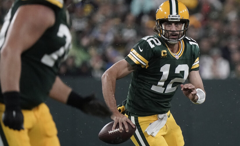 Aaron Rodgers silences doubters with 4 touchdown performance vs. Lions