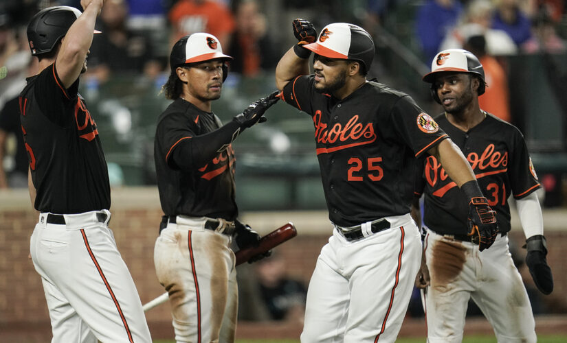 Orioles hit two homers off Ray, beat Blue Jays 6-3