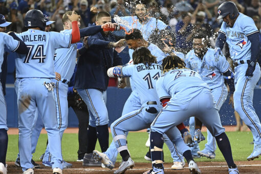 Semien hits walk-off HR, Jays rally three times to beat A’s