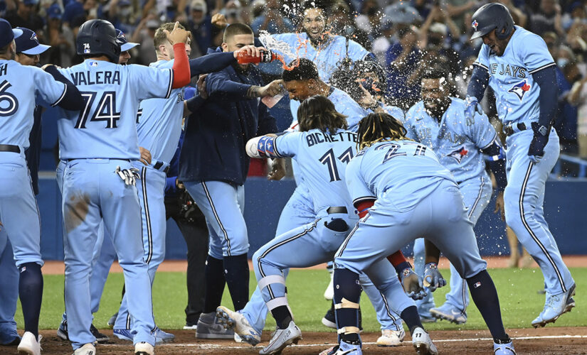 Semien hits walk-off HR, Jays rally three times to beat A’s