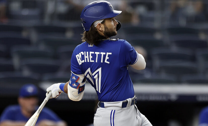 Jays beat Yanks for 8th straight, 1/2 game back in wild card