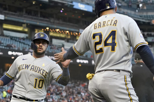 Brewers knock Giants from top spot in NL, win fourth in row