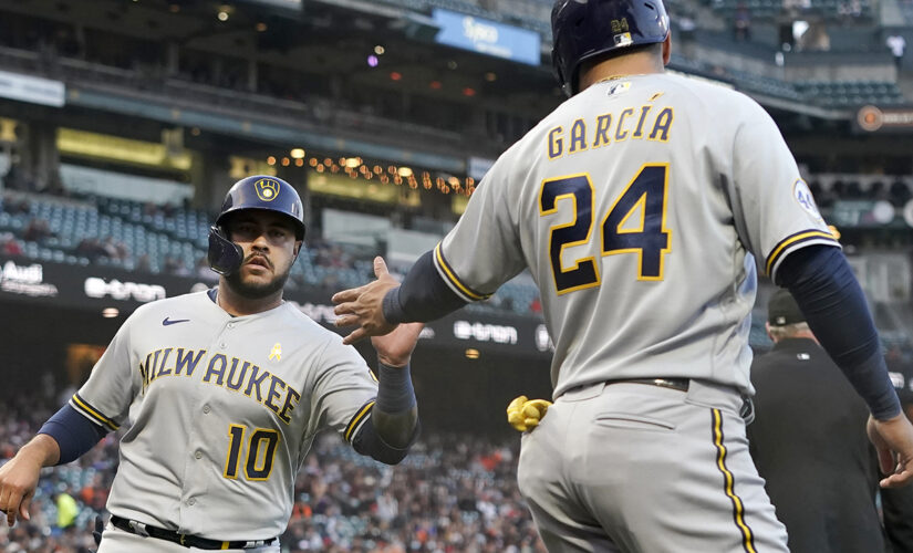 Brewers knock Giants from top spot in NL, win fourth in row