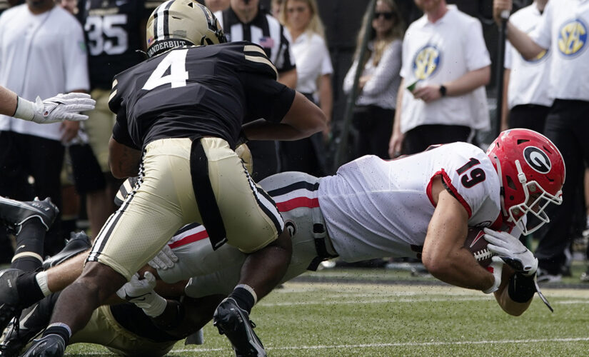 Daniels plays quarter as No. 2 Georgia dominates Vandy 62-0