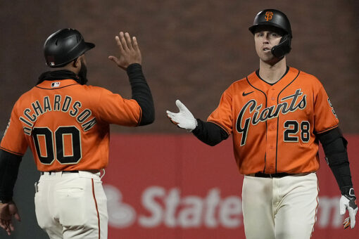 Giants beat Dodgers 3-2 in 11th on error, take NL West lead