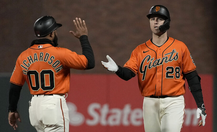 Giants beat Dodgers 3-2 in 11th on error, take NL West lead