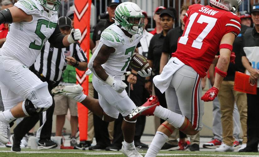 Verdell, No. 12 Oregon stun No. 3 Ohio State 35-28