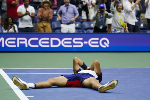 Alcaraz, 18, upends No. 3 Tsitsipas at US Open; Osaka out