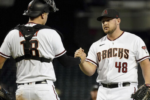 Kelly, lowly D-Backs rally past NL East-leading Braves 6-4