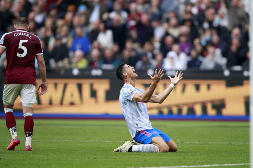 Man U wins after penalty call backfires; Chelsea beats Spurs