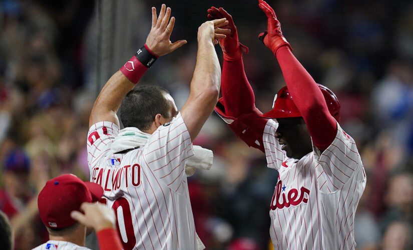 Gregorius’ HR rallies Phillies, cuts Braves’ NL East lead