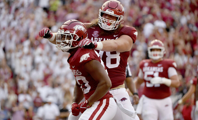 Arkansas manhandles No. 15 Texas, 40-21