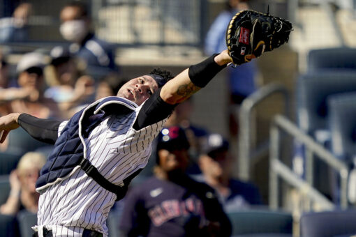 Sánchez error leads to 7-run inning, Indians slow Yanks 11-3