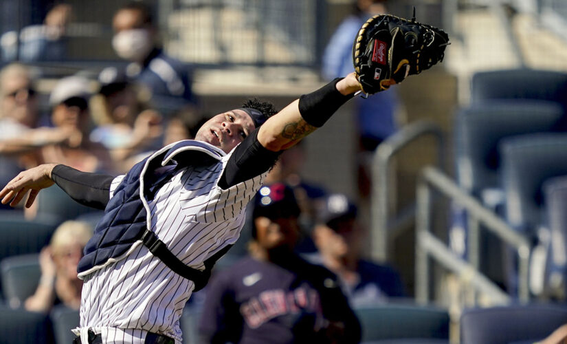 Sánchez error leads to 7-run inning, Indians slow Yanks 11-3