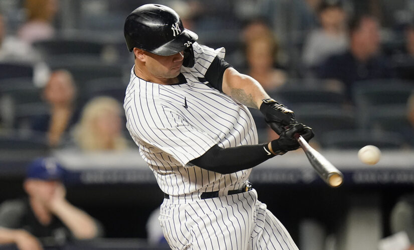 Sánchez homers, Yanks beat Rangers 4-3 to gain in wild card