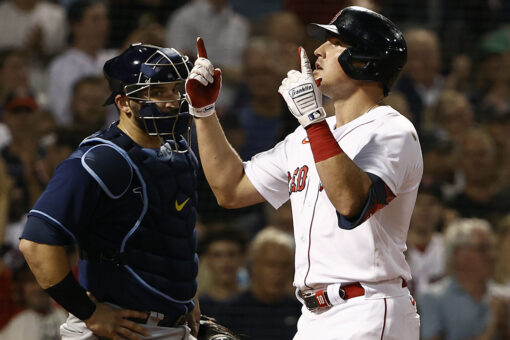 Renfroe HRs in 8th, throws out runner in 9th for Red Sox