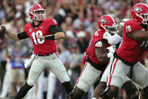 Daniels, UGa defense lead No. 2 Dawgs past S Carolina 40-13
