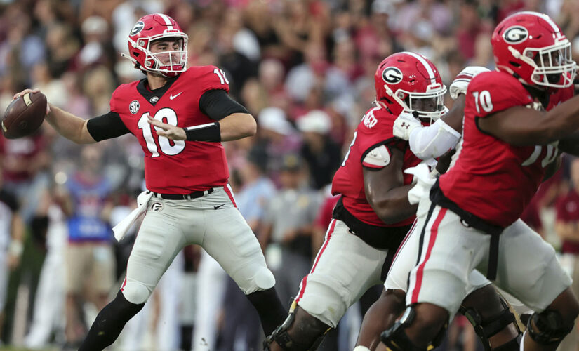 Daniels, UGa defense lead No. 2 Dawgs past S Carolina 40-13