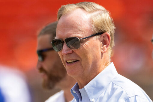 Giants’ John Mara hears the boos during Eli Manning’s jersey ceremony