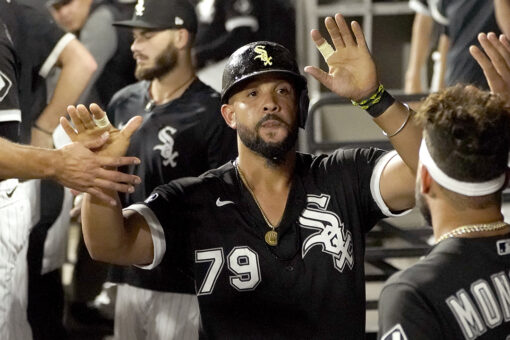 Grandal, Abreu power White Sox to 4-2 win over Pirates