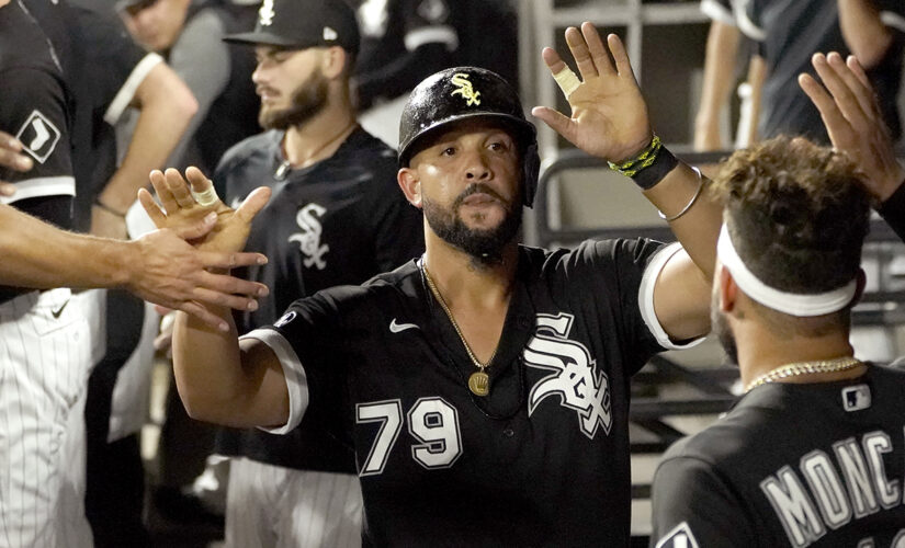 Grandal, Abreu power White Sox to 4-2 win over Pirates