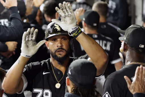 José Abreu hits 3-run homer as White Sox top Red Sox 4-3